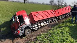 Autoarticolato finisce fuori strada sulla via Mantova