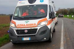 Esce di strada e finisce contro un palo, 49enne in ospedale