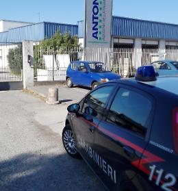 Impigliato con la giacca ad una pressa, ferito operaio 36enne
