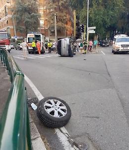FOTO Schianto tremendo, due feriti