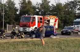 Scontro fra auto, quattro feriti. Grave una 60enne