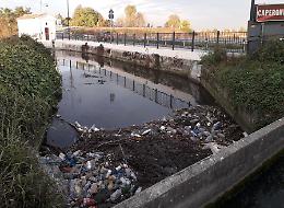 Ombriano, roggia Acquarossa una discarica galleggiante
