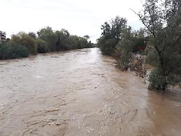 Serio in piena, passerella pedonale inghiottita dall'acqua
