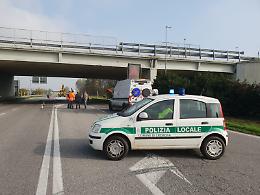 Gru contro il ponte di via Mantova, struttura chiusa