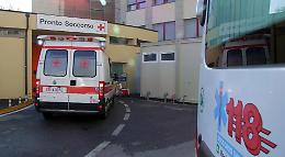 Cade da tre metri, ferito operaio di 61 anni