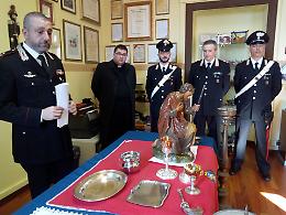 Gli oggetti sacri rubati dalla chiesa di Acqualunga Badona e recuperati dai carabinieri