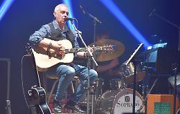 Grande successo per Van De Sfroos, canzoni dimenticate per strada