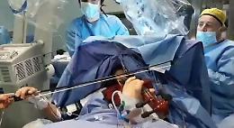 Musicista operata al cervello mentre suona violino