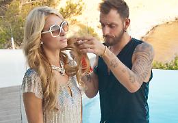 Set glamour, Rossetti pettina Paris Hilton