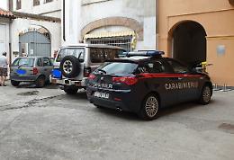 Massacra a coltellate la figlia di due anni