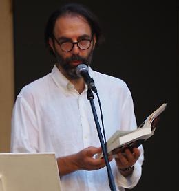 Neri Marcoré sfida l'afa con l'adolescenza di Karim