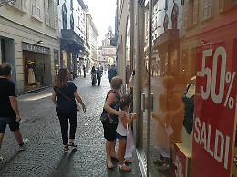 Saldi estivi, a Crema corsa all'affare incuranti del grande caldo