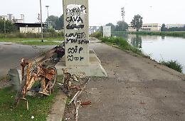 Rifiuti abbandonati, dal Canale spunta un motorino