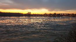 FOTO Il colmo di piena a Cremona con il Po al tramonto