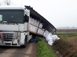 Camion fuori strada, bloccata la via per Bolzone