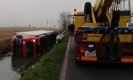 Camion finisce fuori strada, ferito l'autista 51enne