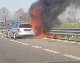 Auto in fiamme sulla Paullese, autista indenne