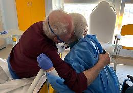 Addio a Rosa, l'abbraccio con il suo Giorgio foto simbolo del Covid