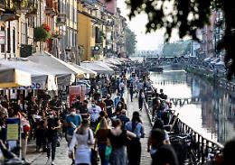 Molti meno contagi, lieve aumento delle vittime