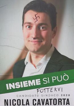 Svastica e baffetti, veleno sulle urne