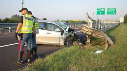 Si schianta in auto contro guard rail su A14, muore ragazza