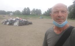 Una scia di rifiuti dopo il rave delle polemiche