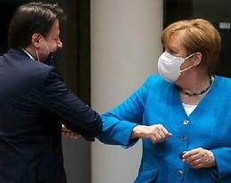 L'Oms: no al saluto con i gomiti, meglio la mano sul cuore
