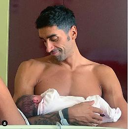 Filippo Magnini con la piccola Mia, la foto spopola sui social
