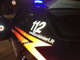 Vietava a compagna di uscire e usare lo smartphone, arrestato