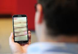 Un'App le spoglia e poi finiscono su Telegram