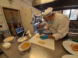 FOTO La lezione si pasticceria a distanza per gli studenti dell'Einaudi di Cremona
