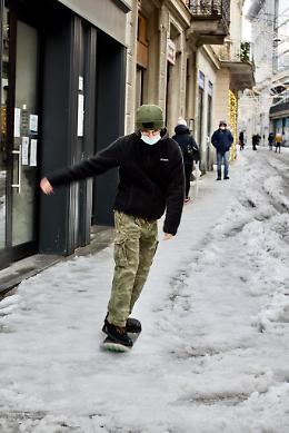 Con lo snowboard scende lungo corso Mazzini