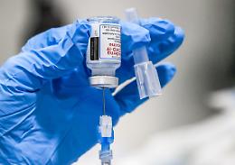 Vaccini anti-Covid, uno su tre teme effetti avversi