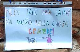 Bimbi, messaggi anti-degrado in piazza S. Agostino
