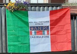 Espone la bandiera dell’Anpi e la minacciano: lei denuncia