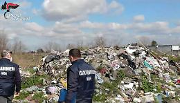 Rifiuti pericolosi, Carabinieri Noe sequestrano discarica abusiva di 1000 mq