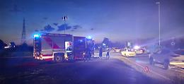 Imbocca la rotatoria in contromano e rischia di travolgere un agente