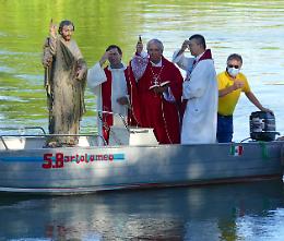 «In armonia con il Creato». Il vescovo prega sulla barca