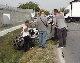 Scontro frontale tra auto e camion, ferito il 22enne conducente dell'utilitaria