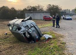 Perde il controllo dell'auto e finisce fuoristrada, ferita 33enne