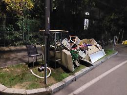 Rifiuti abbandonati sul marciapiede, ennesima inciviltà a Cremona