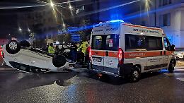 Cremona, schianto e auto capottata a porta Milano