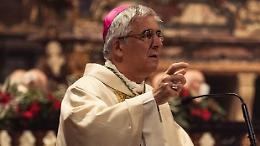 Il vescovo di Cremona: "Apriamoci alla scienza, la preghiera da sola non salva dalla malattia"