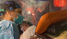 Operazione al cervello, il paziente musicista suona Jingle Bells 