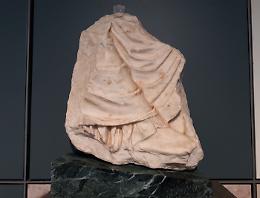 Un frammento del fregio del Partenone dalla Sicilia in Grecia