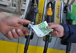 Benzina: Qe, prezzo self supera 1,8 euro al litro