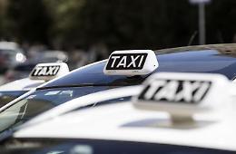 Giù dal taxi: sequestro di persona e lesioni colpose gravissime le ipotesi di accusa a carico del tassista