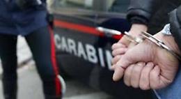 Assale un carabiniere in servizio e gli rompe il naso con una testata
