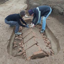 Archeologia, straordinaria scoperta: nella campagna dell'Oglio Po un cimitero del 500 d.C.