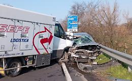 Scontro frontale e carambola di veicoli in tangenziale, 27enne miracolato